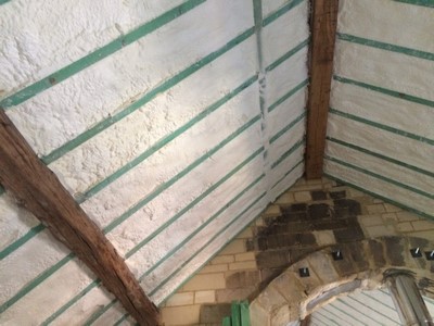 Isolation de toiture et grenier en mousse polyuréthane projetée
